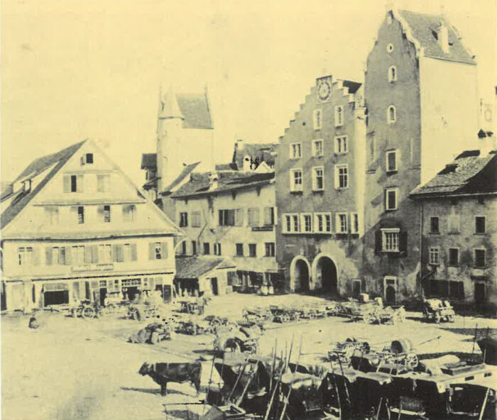Die Metzg vor 1865, rechts davon Rathaus, Gefängnisturm und Irertor