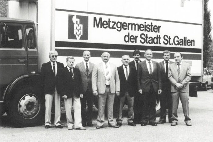 Vorstand und Geschäftsleitung im Jubiläumsjahr 1987 l.n.r.: Emil Senn, Alfred Köpfli, Heinz Wegmann, Marcel Rauber (Vizepräsident), Kurt Büchi (Ehrenpräsident), Otto Maursits, Paul Schmid (Präsident), Werner Schumann (Geschäftsleiter), Wilfried Bechinger